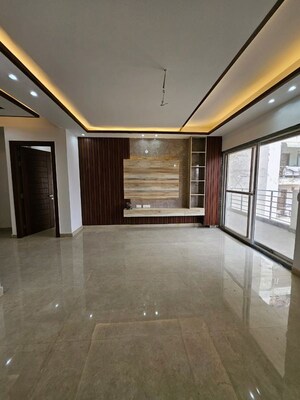 Room in 5 BHK Builder Floor at Green Fields Colony – for Sale