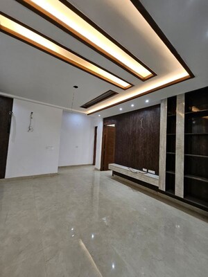 Room in 5 BHK Builder Floor at Green Fields Colony – for Sale