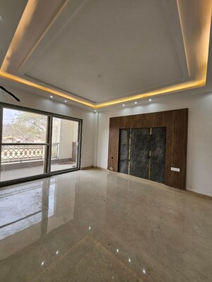 Room in 5 BHK Builder Floor at Green Fields Colony – for Sale