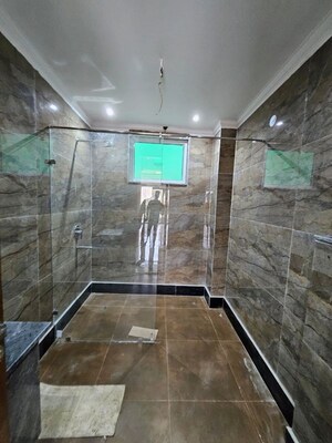 Furnished Amenities in 5 BHK Builder Floor at Green Fields Colony – for Sale