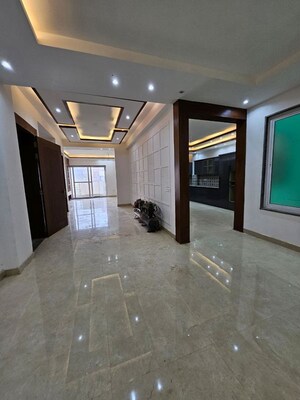 Parking in 5 BHK Builder Floor at Green Fields Colony – for Sale