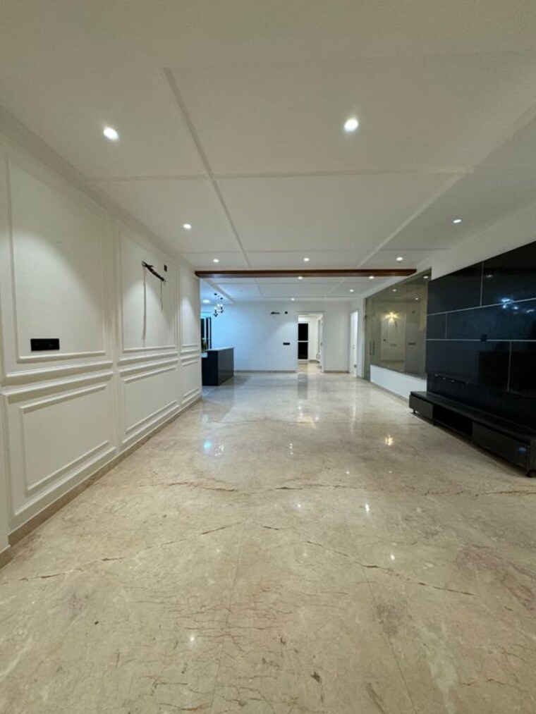  Parking, green fields colony 5 Bedroom 5000 Sq.Ft. Builder Floor In Green Fields Colony Faridabad 10437898
