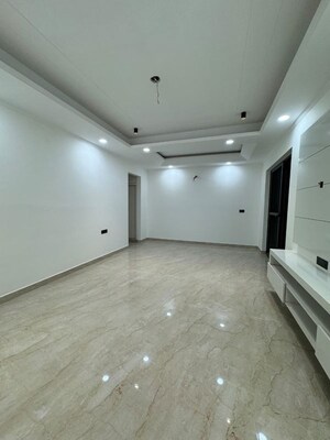 Room in 5 BHK Builder Floor at Green Fields Colony – for Sale
