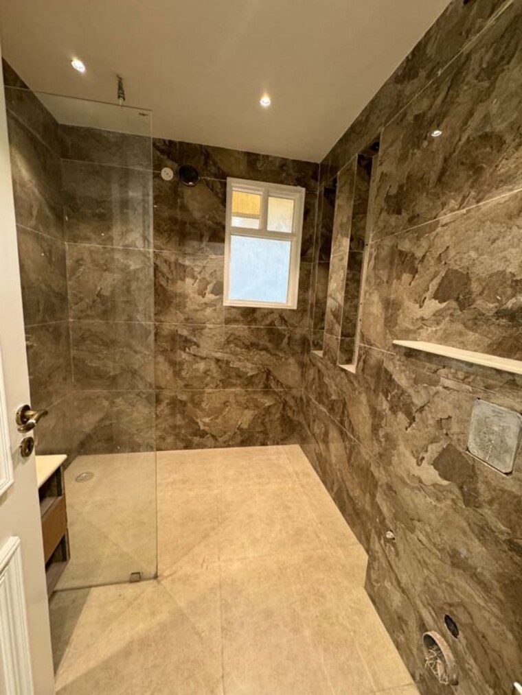 Bathroom, green fields colony 5 Bedroom 5000 Sq.Ft. Builder Floor In Green Fields Colony Faridabad 10437898
