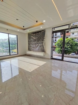 Parking in 5 BHK Builder Floor at Green Fields Colony – for Sale