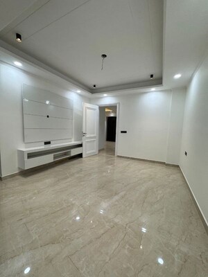 Room in 5 BHK Builder Floor at Green Fields Colony – for Sale