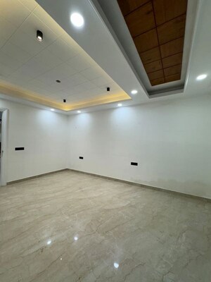 Room in 5 BHK Builder Floor at Green Fields Colony – for Sale