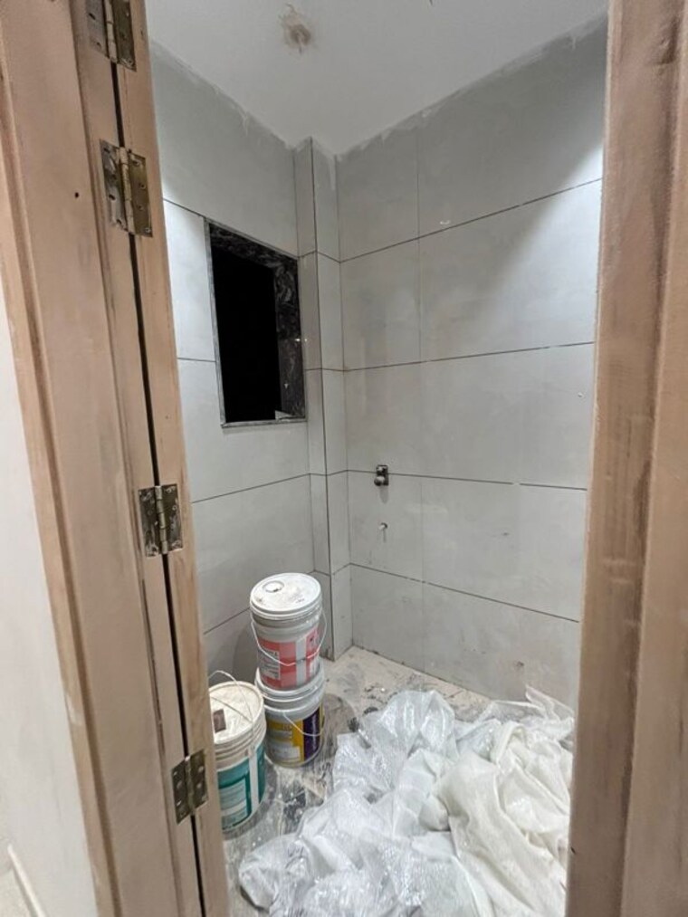 Bathroom, safdarjung enclave 3 Bedroom 150 Sq.Yd. Builder Floor In Safdarjung Enclave Delhi 10437892