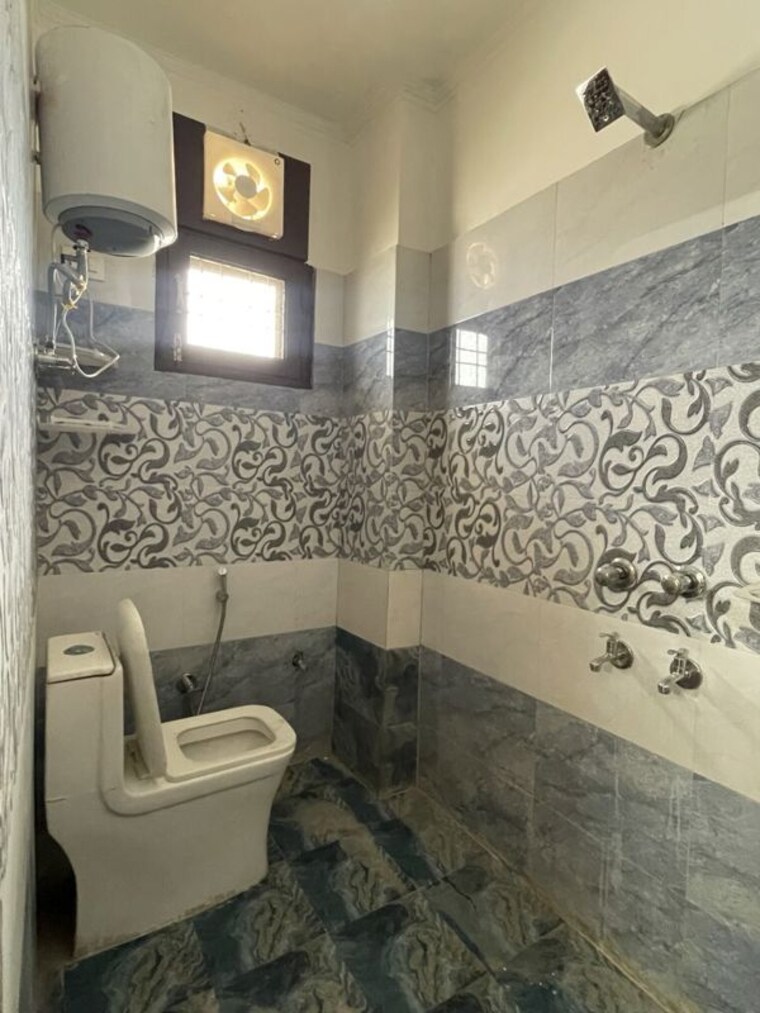 Bathroom, saket 3 Bedroom 1850 Sq.Ft. Builder Floor In Saket Delhi 10437915