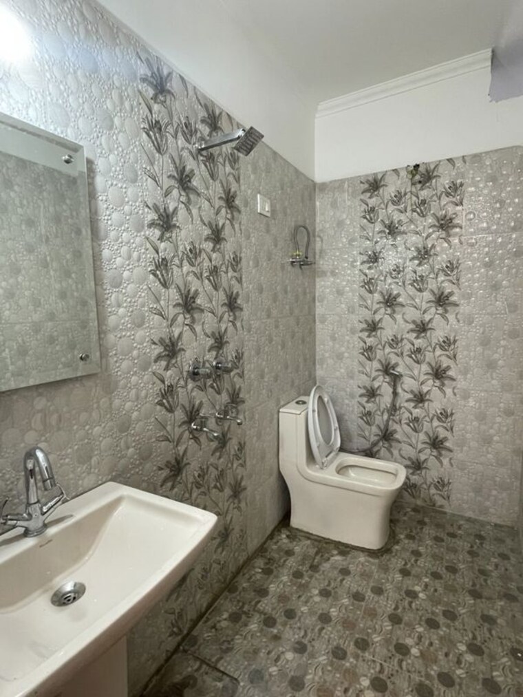 Bathroom, saket 3 Bedroom 1850 Sq.Ft. Builder Floor In Saket Delhi 10437915