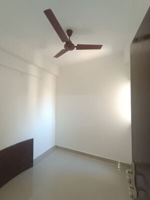 Room in 2.5 BHK Apartment at Amrapali Terrace Homes, Tech Zone 4 Greater Noida – for Rent