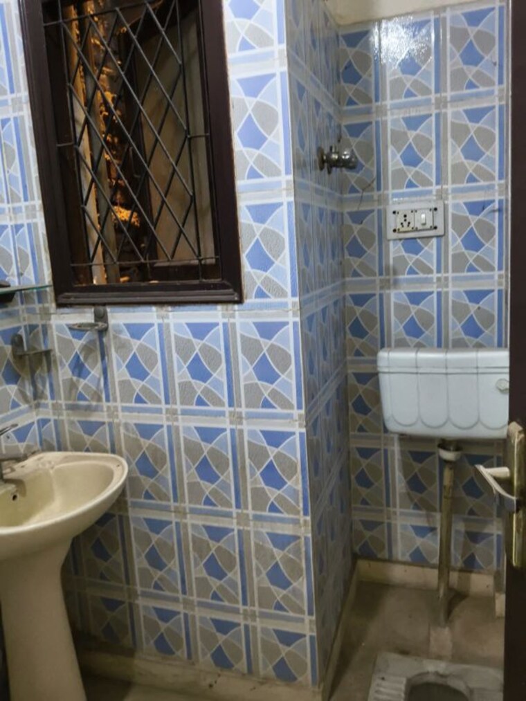 Washroom, mehrauli 2 Bedroom 85 Sq.Yd. Builder Floor In Mehrauli Delhi 10437973