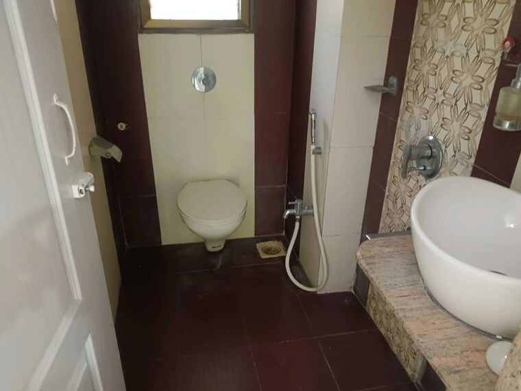Bathroom, deepak-daffodils 3 Bedroom 1200 Sq.Ft. Apartment In Andheri East Mumbai 10438052