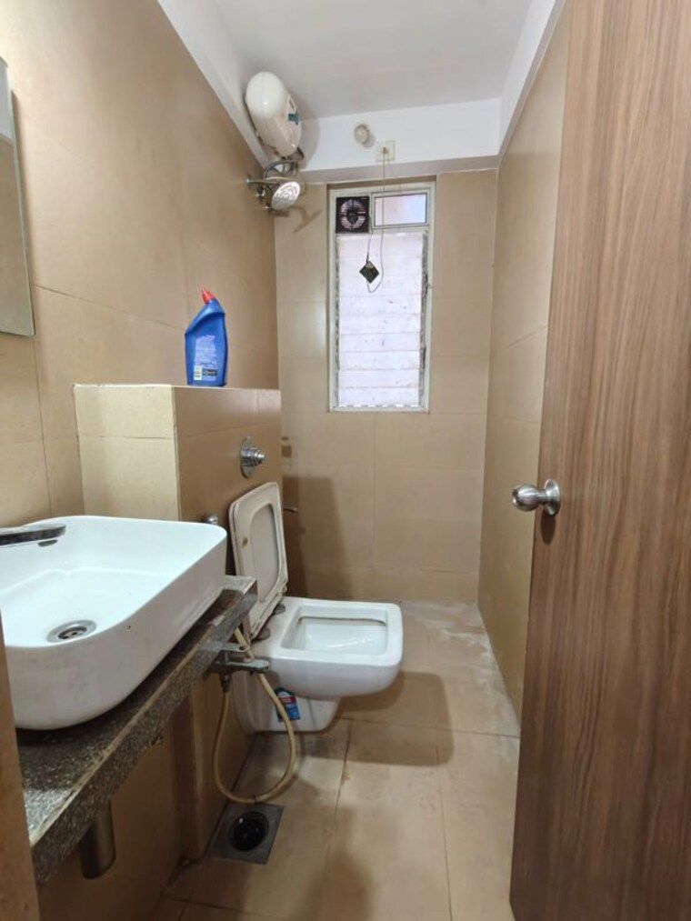 Bathroom, poddar-spraha-diamond 2 Bedroom 630 Sq.Ft. Apartment In Chembur Mumbai 10438114