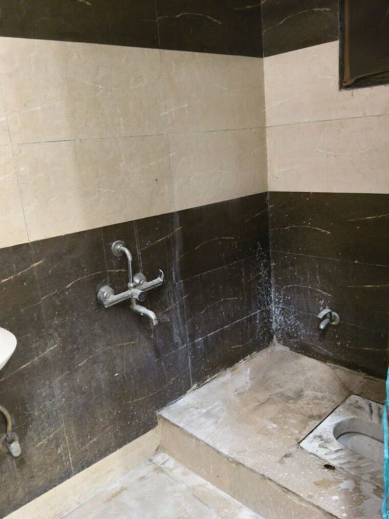 Bathroom, mehrauli 2 Bedroom 85 Sq.Yd. Builder Floor In Mehrauli Delhi 10438037