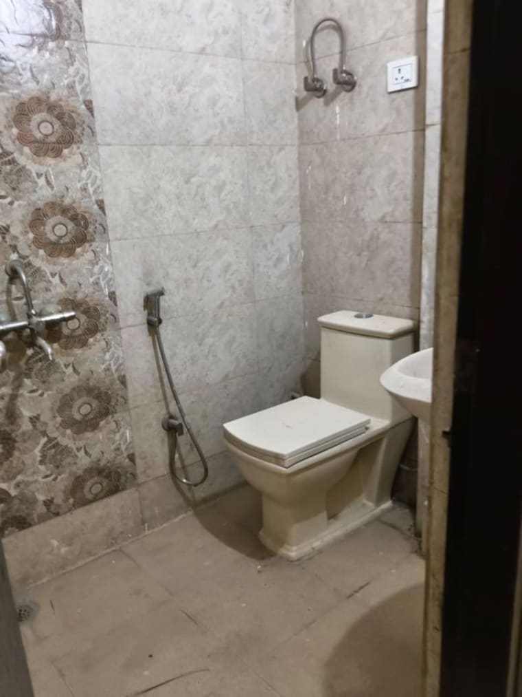 Bathroom, mehrauli 2 Bedroom 85 Sq.Yd. Builder Floor In Mehrauli Delhi 10438037