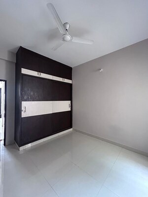 Room in 2.5 BHK Apartment at Shriram Luxor, Hennur Road – for Rent