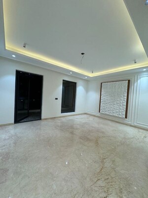 Room in 5 BHK Builder Floor at Green Fields Colony – for Rent