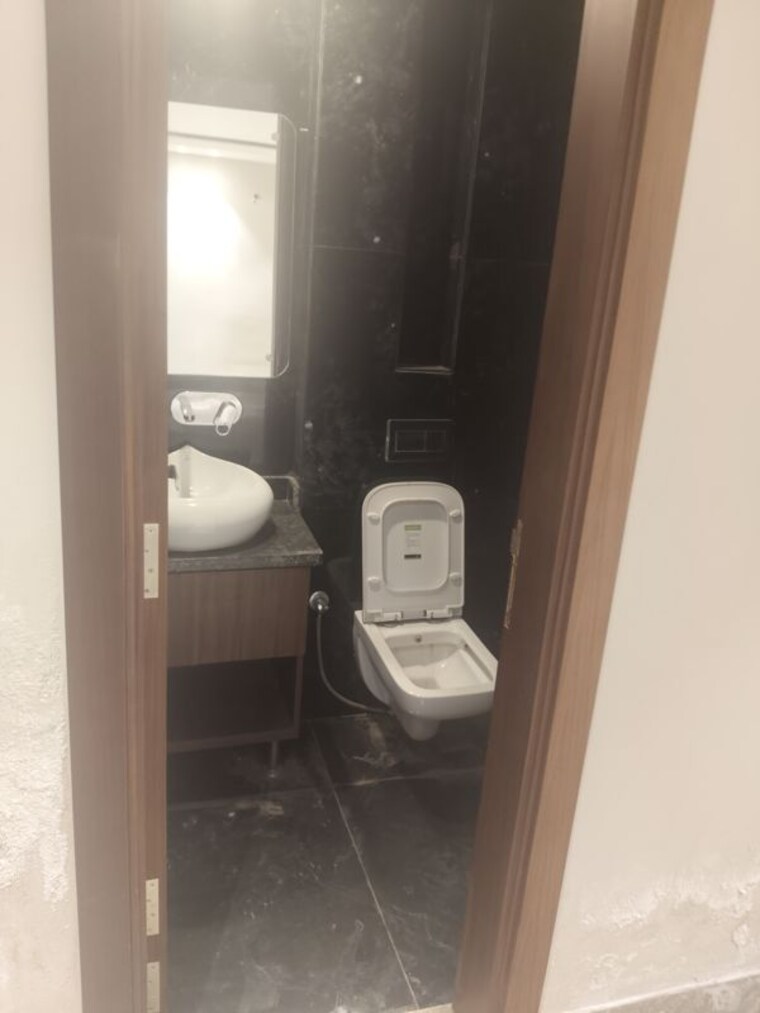 Bathroom, punjabi bagh 4 Bedroom 310 Sq.Yd. Builder Floor In Punjabi Bagh Delhi 10438284