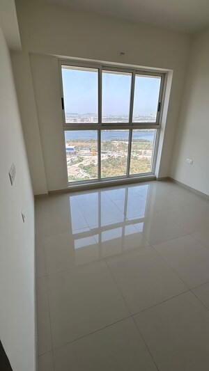 Room in 2 BHK Apartment at Lodha Amara, Kolshet Road – for Rent