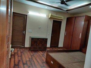 Room in 3 BHK Builder Floor at Naraina – for Rent