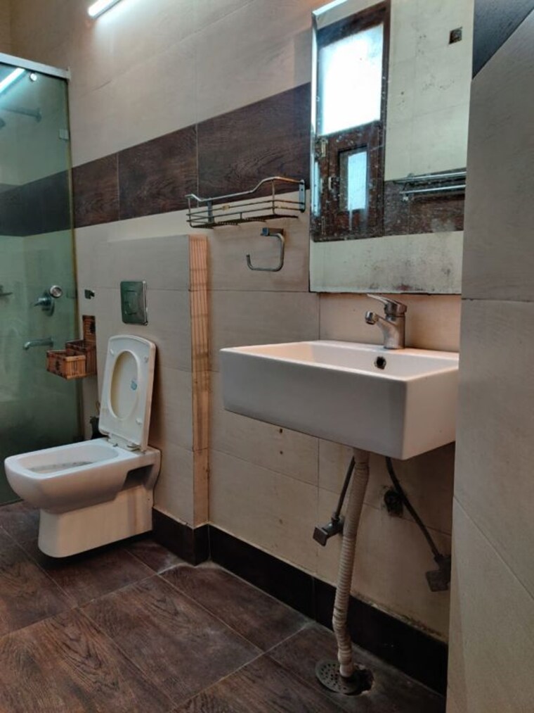 Bathroom, naraina 3 Bedroom 200 Sq.Yd. Builder Floor In Naraina Delhi 10438396
