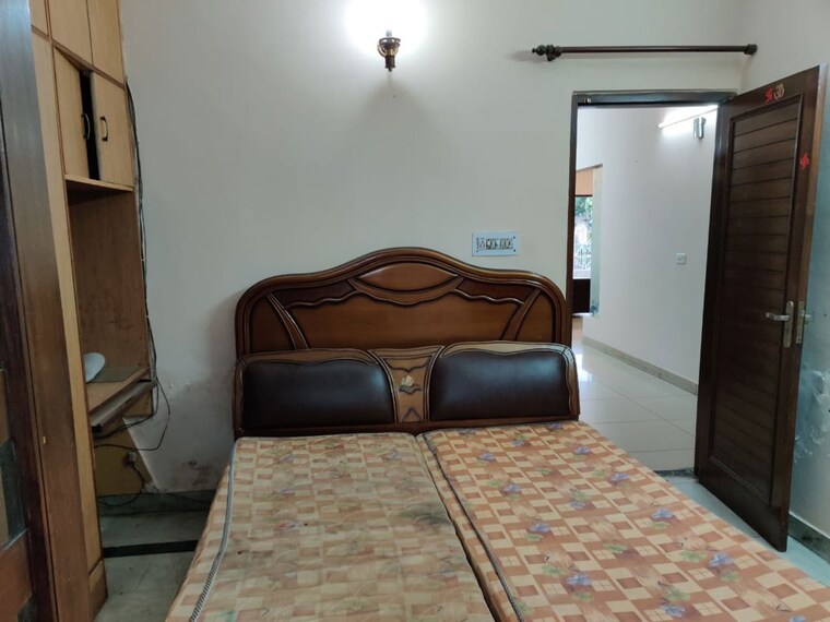 Room, naraina 3 Bedroom 200 Sq.Yd. Builder Floor In Naraina Delhi 10438396