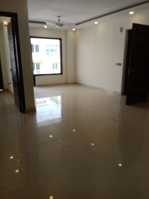 Room in 3 BHK Builder Floor at Ansal API Esencia, Sector 67 – for Rent