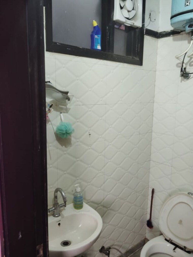 Bathroom, rohini sector 5 3 Bedroom 1100 Sq.Ft. Builder Floor In Rohini Sector 5 Delhi 10438429