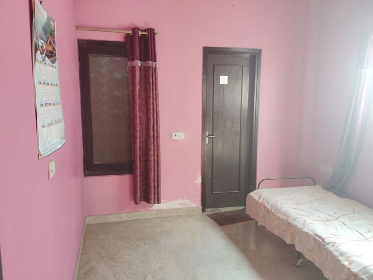 Room, rohini sector 5 3 Bedroom 1100 Sq.Ft. Builder Floor In Rohini Sector 5 Delhi 10438429