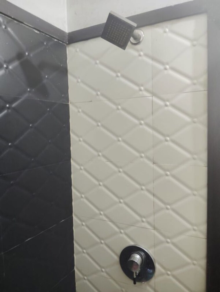 Bathroom, rohini sector 5 3 Bedroom 1100 Sq.Ft. Builder Floor In Rohini Sector 5 Delhi 10438429
