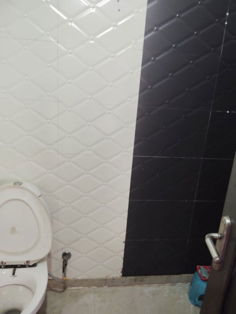 Bathroom, rohini sector 5 3 Bedroom 1100 Sq.Ft. Builder Floor In Rohini Sector 5 Delhi 10438429