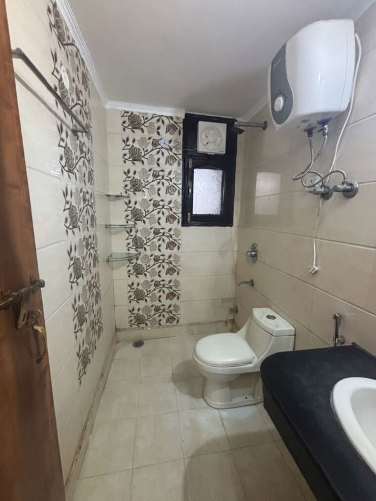 Bathroom, ardee-city 3 Bedroom 2000 Sq.Ft. Builder Floor In Sector 52 Gurgaon 10438438