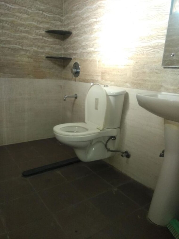 Bathroom, ardee-city 3 Bedroom 2000 Sq.Ft. Builder Floor In Sector 52 Gurgaon 10438498