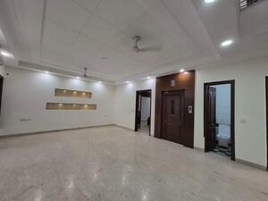 Room in 6 BHK Independent House at Sushant Lok I – for Rent