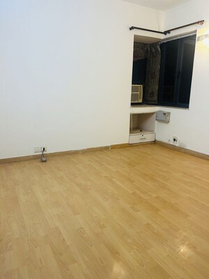Room in 3.5 BHK Apartment at Unitech Uniworld Gardens, Sector 47 – for Rent
