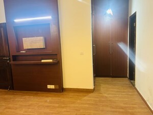 Room in 3.5 BHK Apartment at Unitech Uniworld Gardens, Sector 47 – for Rent