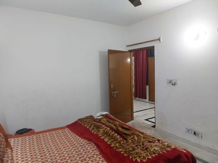 Bedroom, rwa-apartments-sector-52 3 Bedroom 1840 Sq.Ft. Builder Floor In Sector 52 Noida 10438544