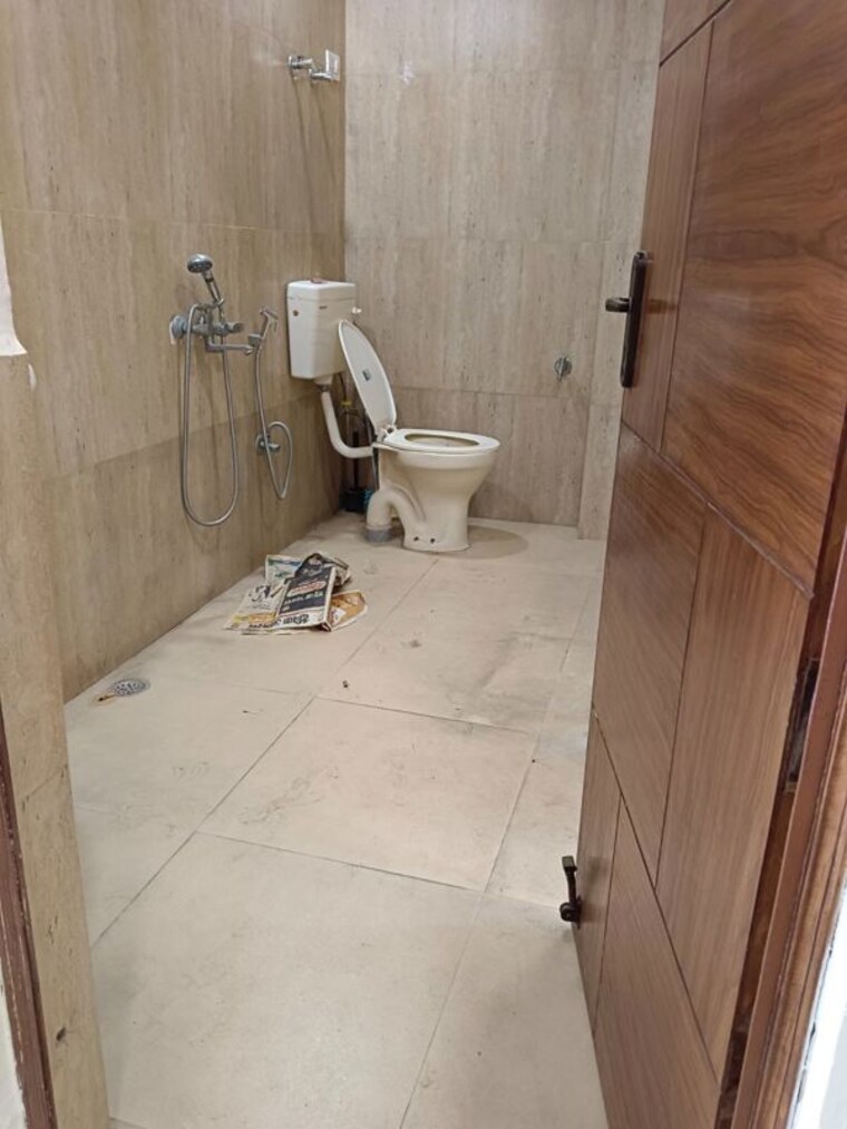 Bathroom, amar colony 2 Bedroom 1009 Sq.Ft. Builder Floor In Amar Colony Delhi 10438566