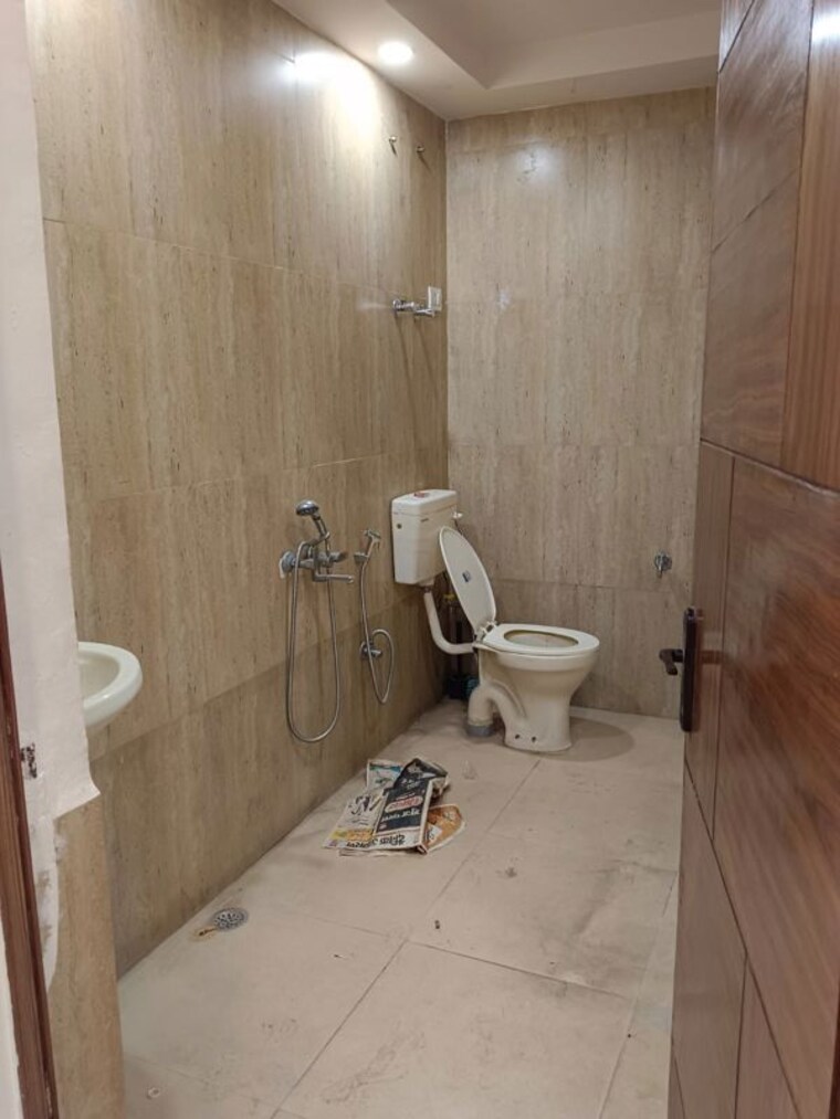Bathroom, amar colony 2 Bedroom 1009 Sq.Ft. Builder Floor In Amar Colony Delhi 10438566