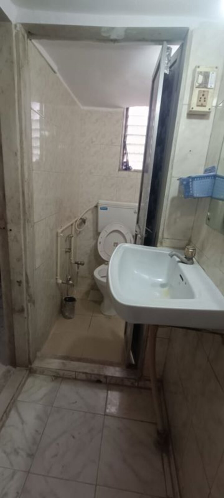 Bathroom, kurla west 1 Bedroom 500 Sq.Ft. Apartment In Kurla West Mumbai 10438591