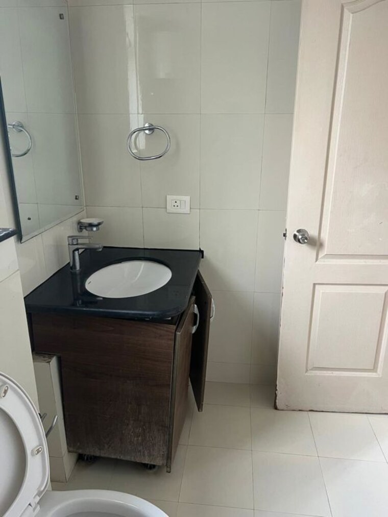 Bathroom, conscient-heritage-one 4 Bedroom 2626 Sq.Ft. Apartment In Sector 62 Gurgaon 10438596