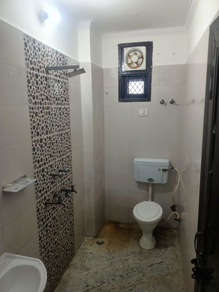 Bathroom, anil-suri-group-residency-23 2.5 Bedroom 750 Sq.Ft. Independent House In Sector 23 Gurgaon 10438579