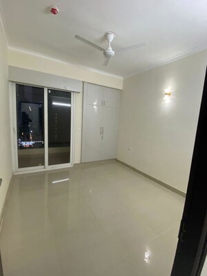 Room in 4 BHK Apartment at Sector 76 – for Rent