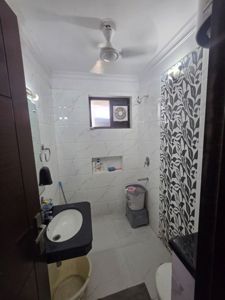 Bathroom, naraina 3 Bedroom 125 Sq.Yd. Builder Floor In Naraina Delhi 10438641