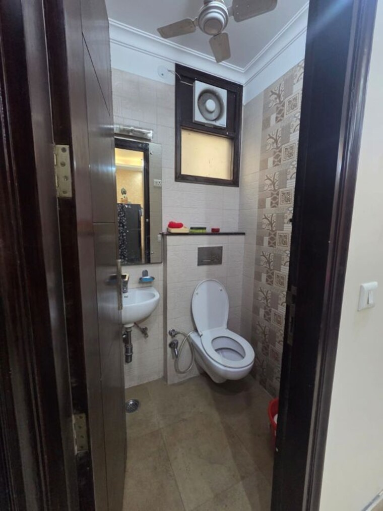 Bathroom, naraina 3 Bedroom 125 Sq.Yd. Builder Floor In Naraina Delhi 10438641