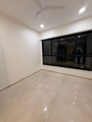 Room in 4 BHK Apartment at Kalpataru Magnus, Bandra East – for Rent