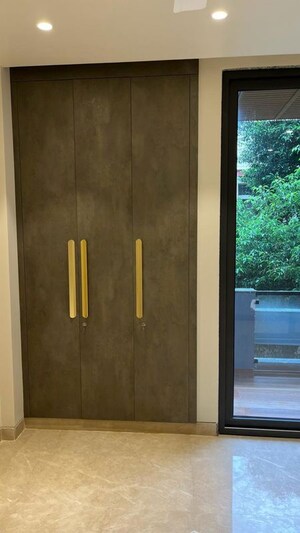 Furnished Amenities in 3 BHK Builder Floor at Anand Niketan – for Rent