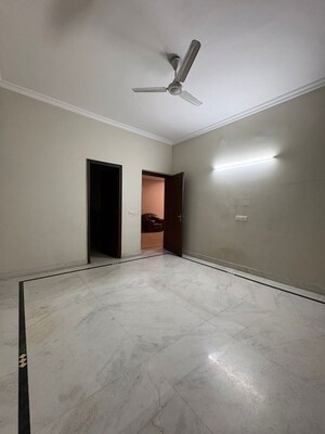 Room in 5 BHK Villa at RWA Apartments Sector 52, Sector 52 – for Rent