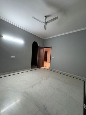 Room in 5 BHK Villa at RWA Apartments Sector 52, Sector 52 – for Rent